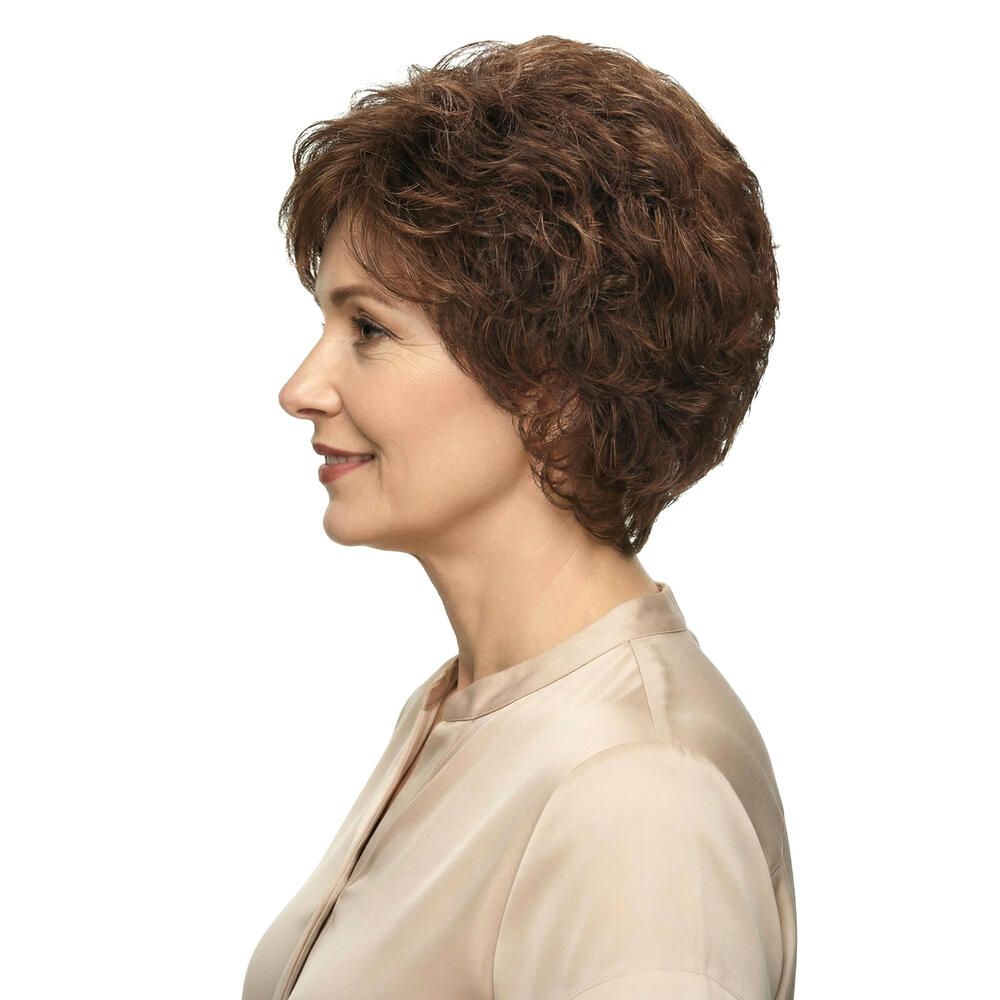 Kurzhaarperücke in Braun-Rot-Tönen. Die Frisur ist gewellt und leicht gestuft. Seitenansicht einer Frau.