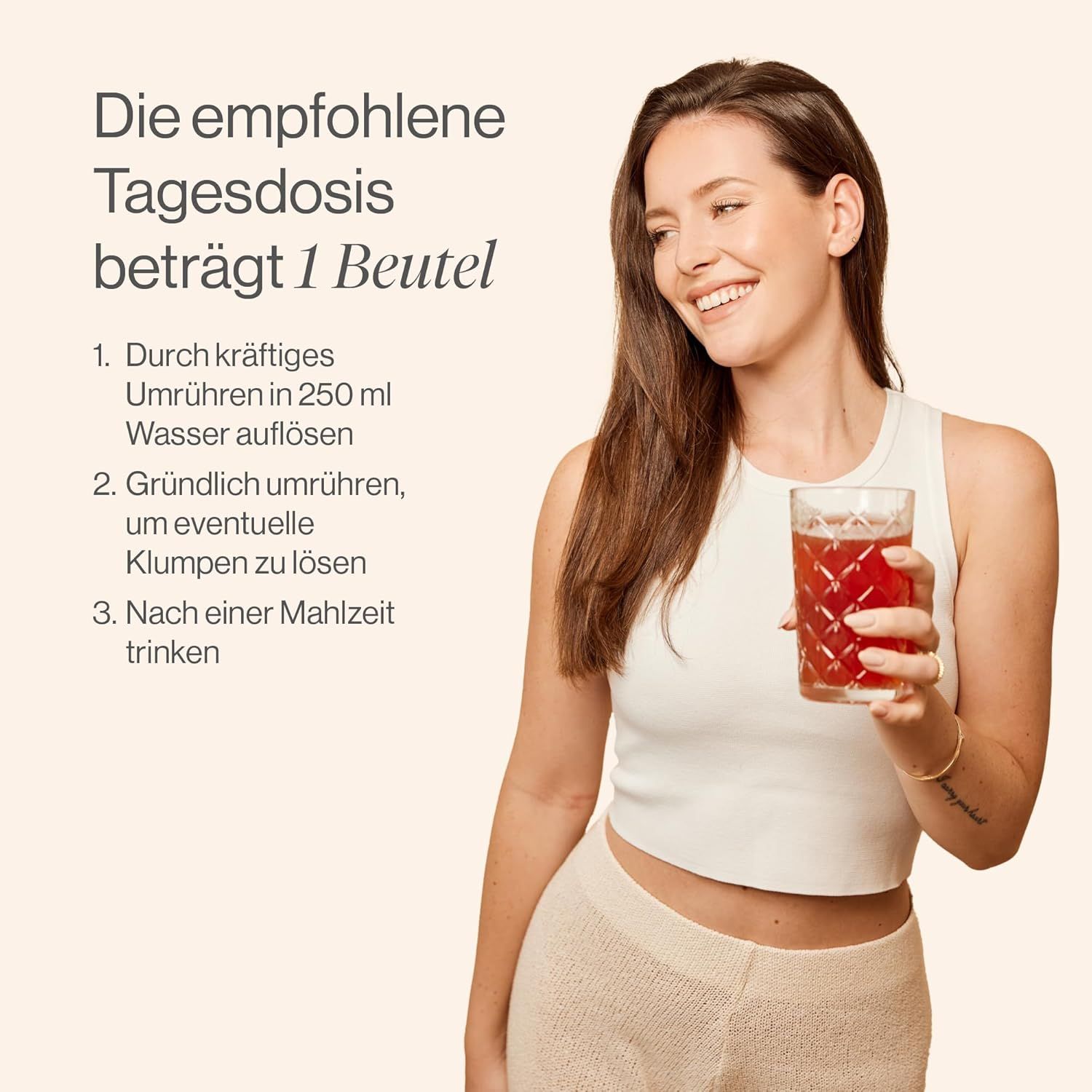 Frau hält Glas mit rotem Getränk. Empfohlene Tagesdosis: 1 Beutel. Anweisungen zum Auflösen in Wasser.