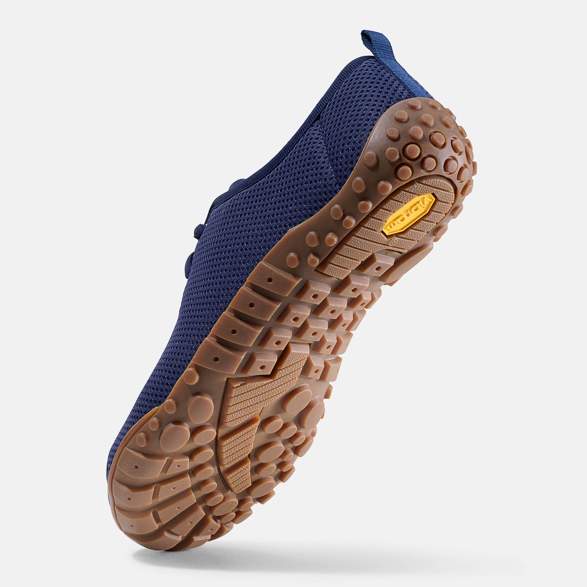 Braune Sohle eines blauen Herren-Schnürschuhs. Vibram-Logo. Mesh-Obermaterial. Breite Passform.