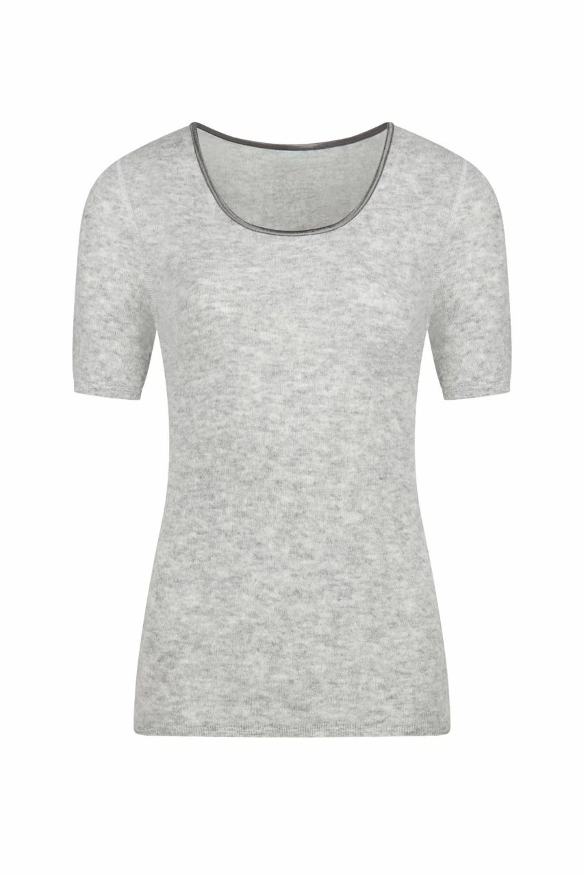 Hellgraues Damen-Shirt mit Rundhalsausschnitt und kurzen Ärmeln. Der Ausschnitt ist mit einem dunkleren Stoff eingefasst.