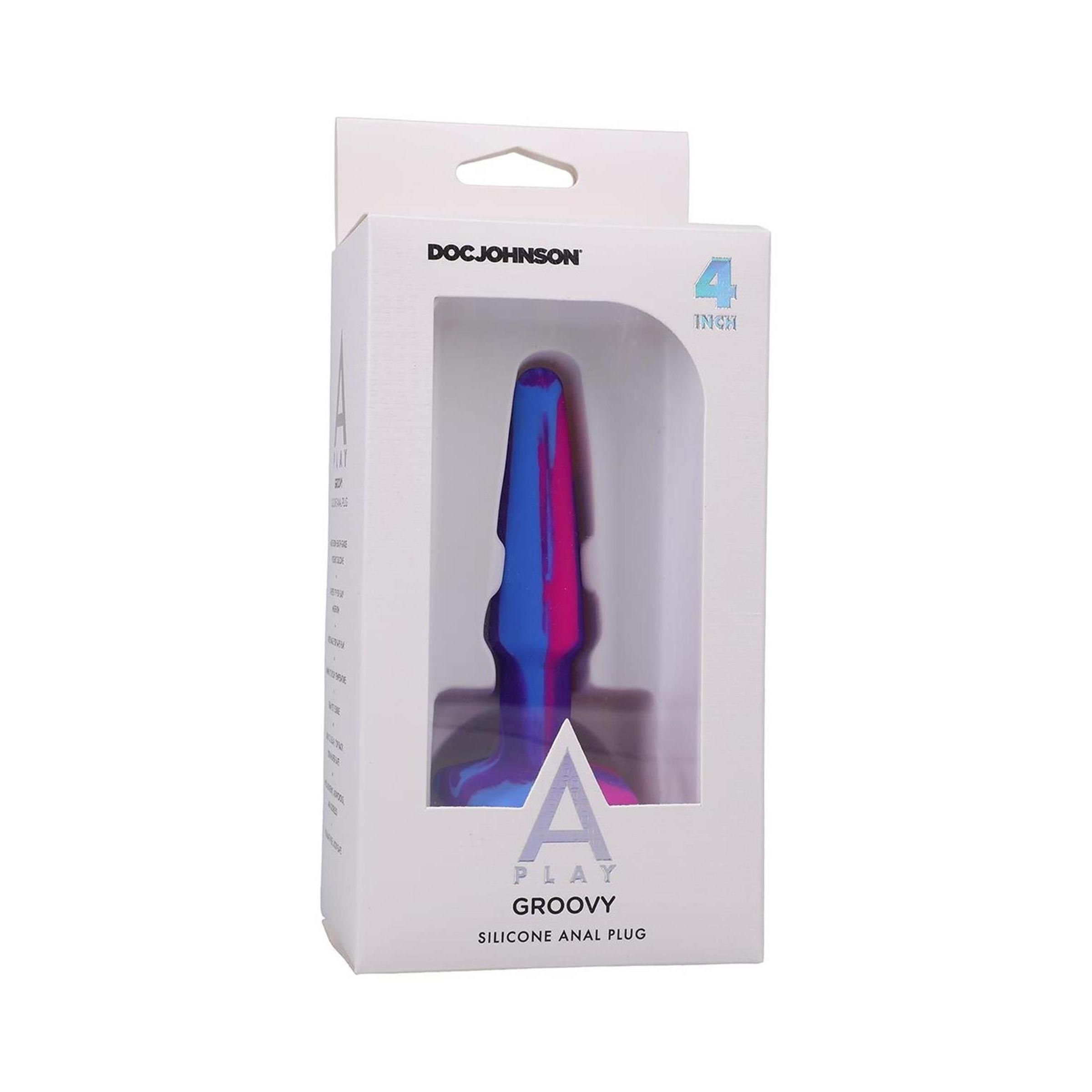 Analplug aus Silikon in Verpackung. Blau, pink und violett. Aufschrift: "DOC JOHNSON", "4 INCH", "PLAY GROOVY SILICONE ANAL PLUG".