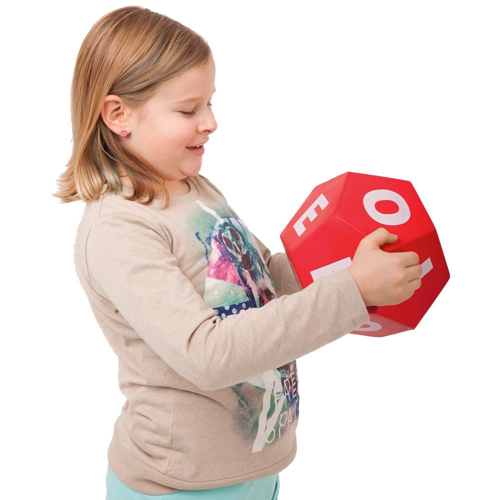 Roter Schaumstoffwürfel mit Buchstaben. Ein Mädchen hält den Würfel. Weißer Hintergrund.