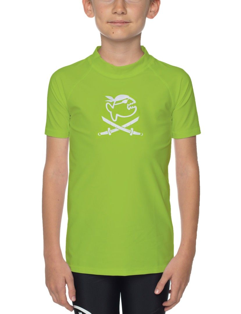Kind trägt grünes iQ-UV Sonnenschutz Shirt Jolly Kids. Kurzarm, hoher Kragen, weißes Logo. Steht vor weißem Hintergrund.