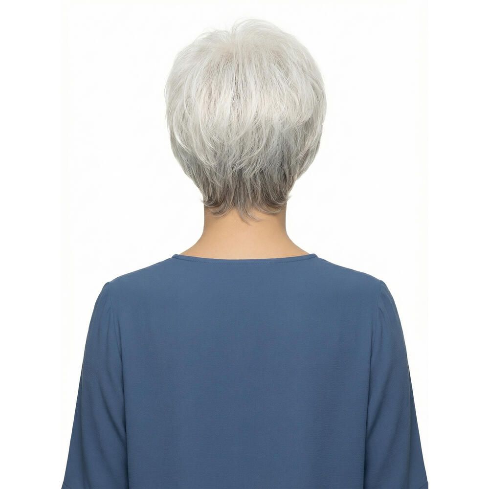 Silberfarbene Kurzhaarperücke. Rückansicht. Frau mit blauem Oberteil.