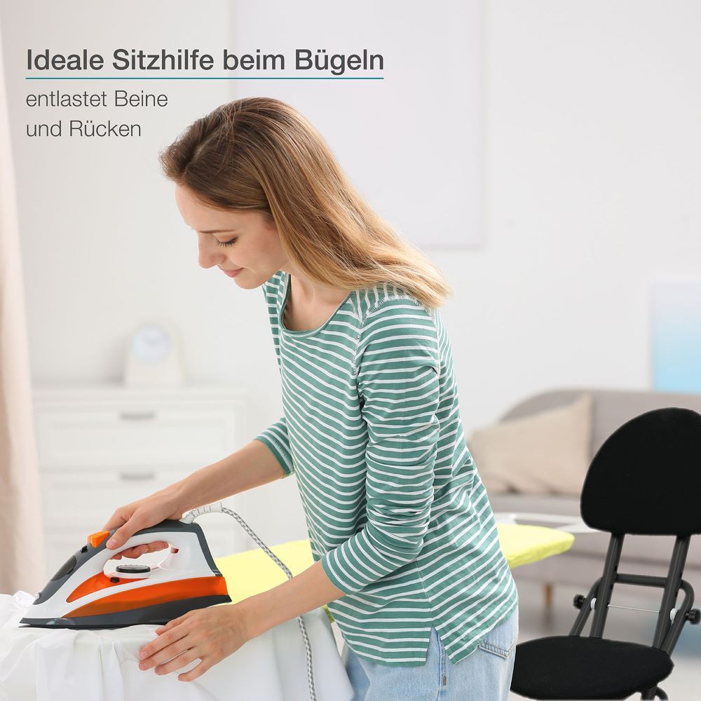 Frau bügelt. Schwarze Sitzhilfe neben Bügelbrett. Text: "Ideale Sitzhilfe beim Bügeln".