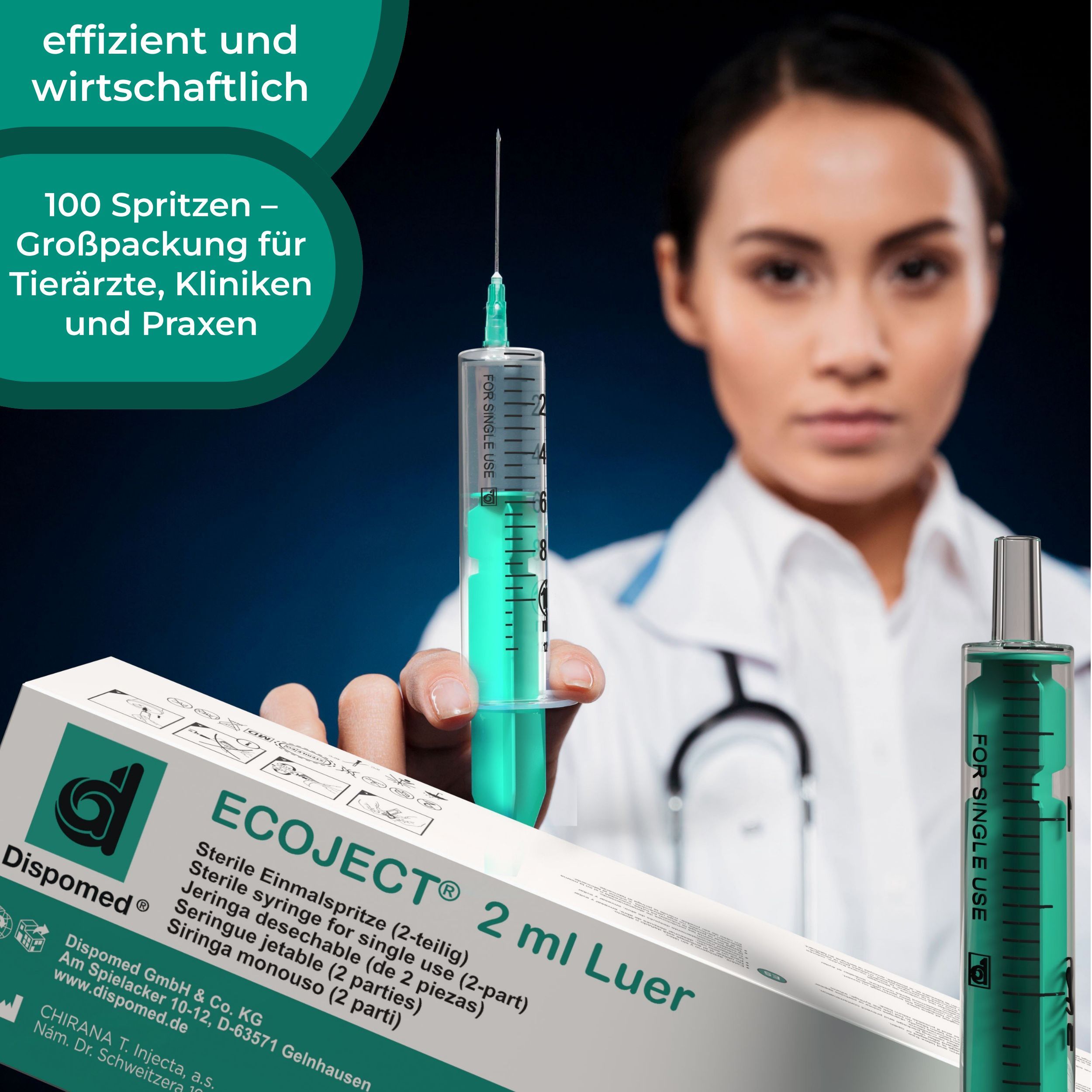 Spritze mit grünen Elementen, gehalten von einer Person. Verpackung mit Aufschrift ECOJECT 2 ml.