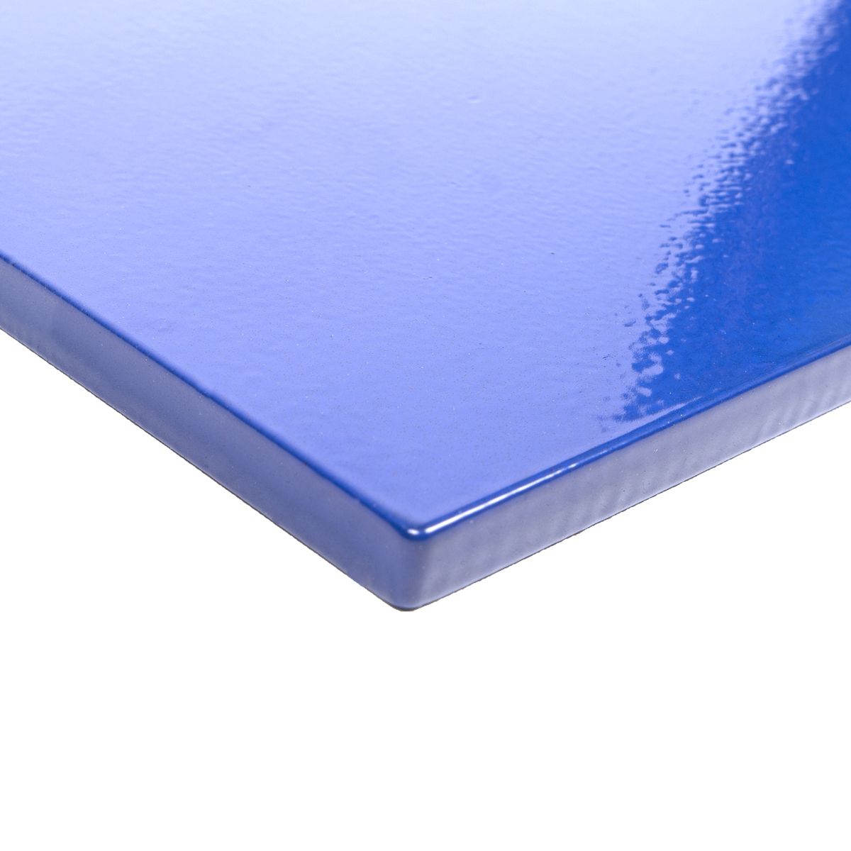 Blaue Stahlplatte, eckig, glänzend. Detailaufnahme der Kante. Für Gewichtswesten.