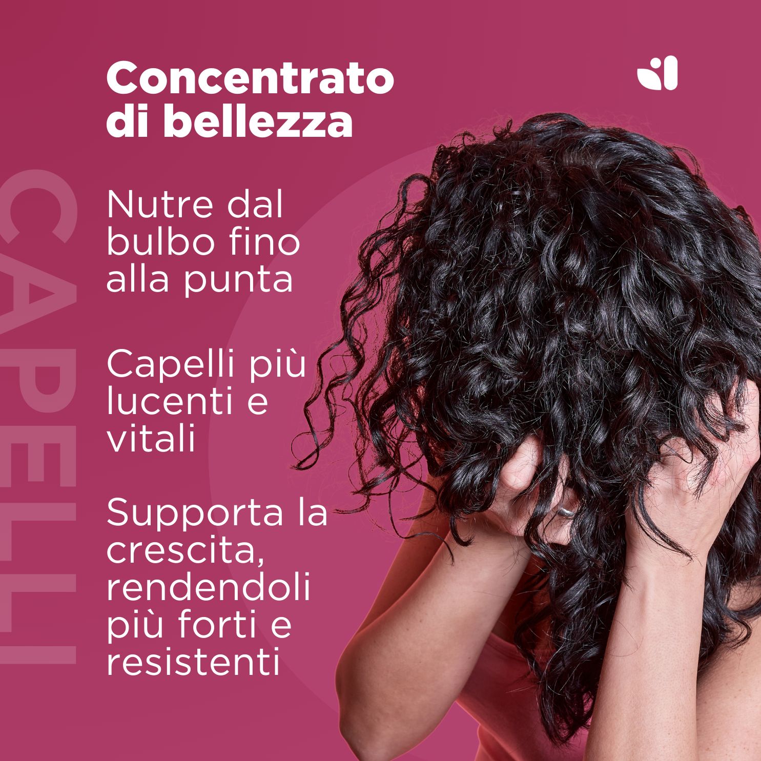 Frau mit lockigem Haar. Text: Nutre dal bulbo fino alla punta, Capelli più lucenti e vitali, Supporta la crescita. Hintergrund: rosa.