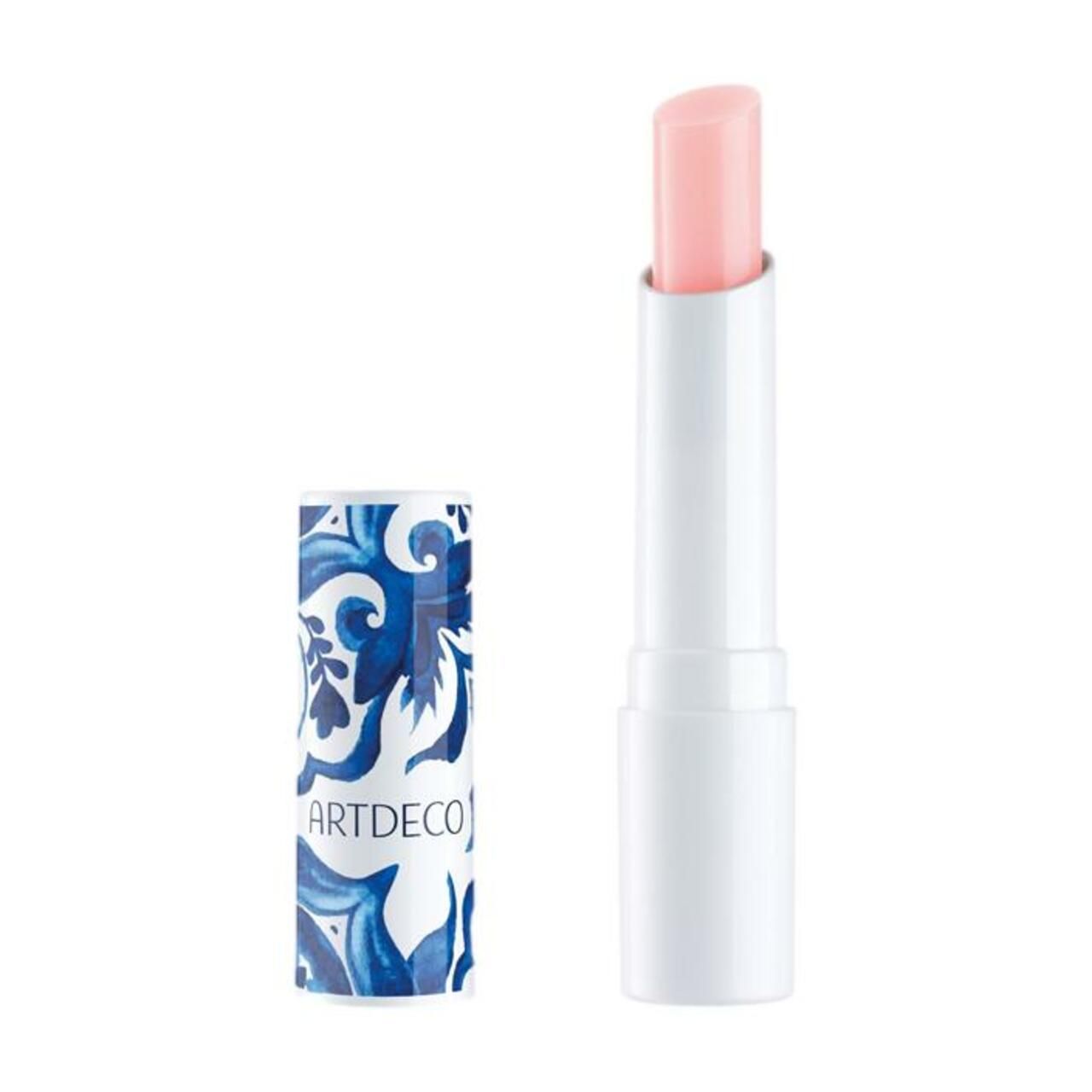 Lippenbalsam mit weißem Gehäuse und blau-weißem Muster. Der Lippenstift ist teilweise ausgefahren und hat eine rosa Spitze. Der Schriftzug ARTDECO ist sichtbar.