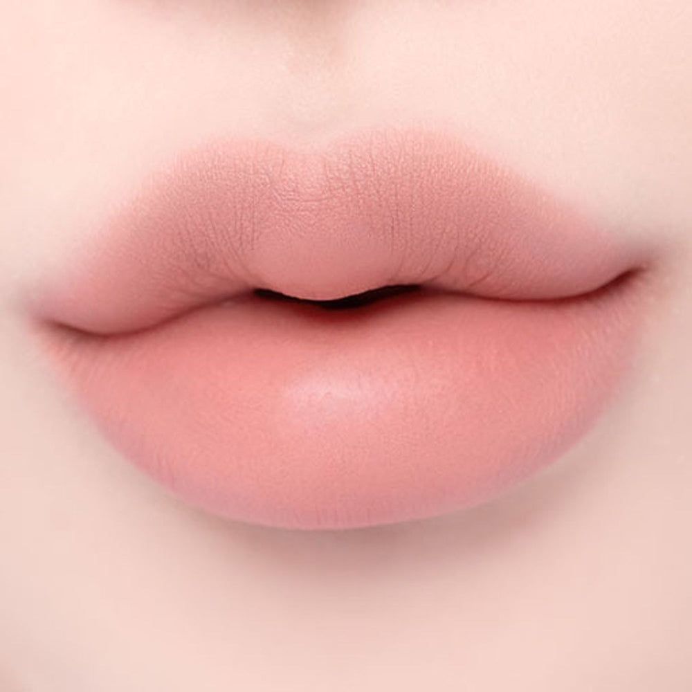 Lippen in einem sanften Nudeton, matt.