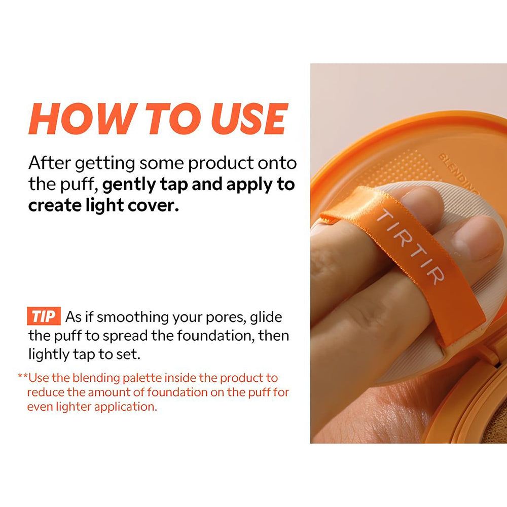 Hand hält einen Make-up-Puff mit dem Schriftzug TIRTIR, der in einem orangefarbenen Behälter liegt.