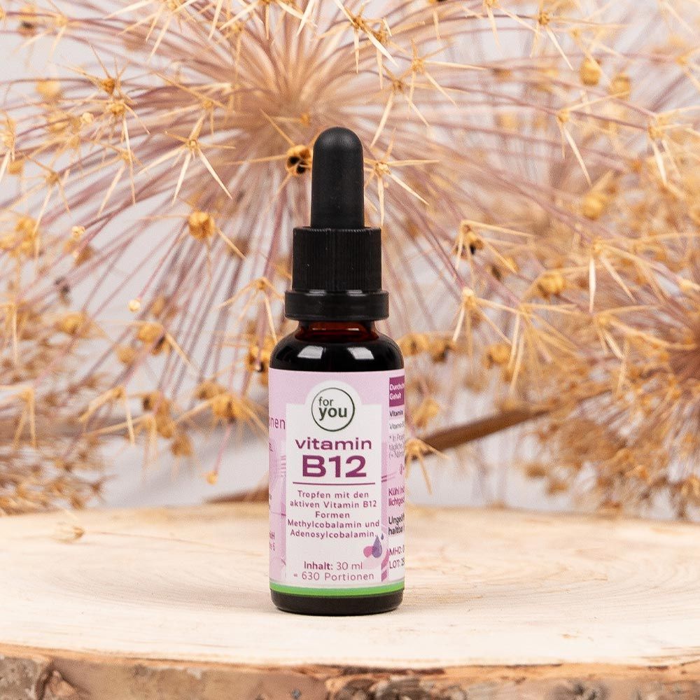 Flasche mit Pipette. Etikett mit "for You" und "Vitamin B12". Auf Textil gelegt.