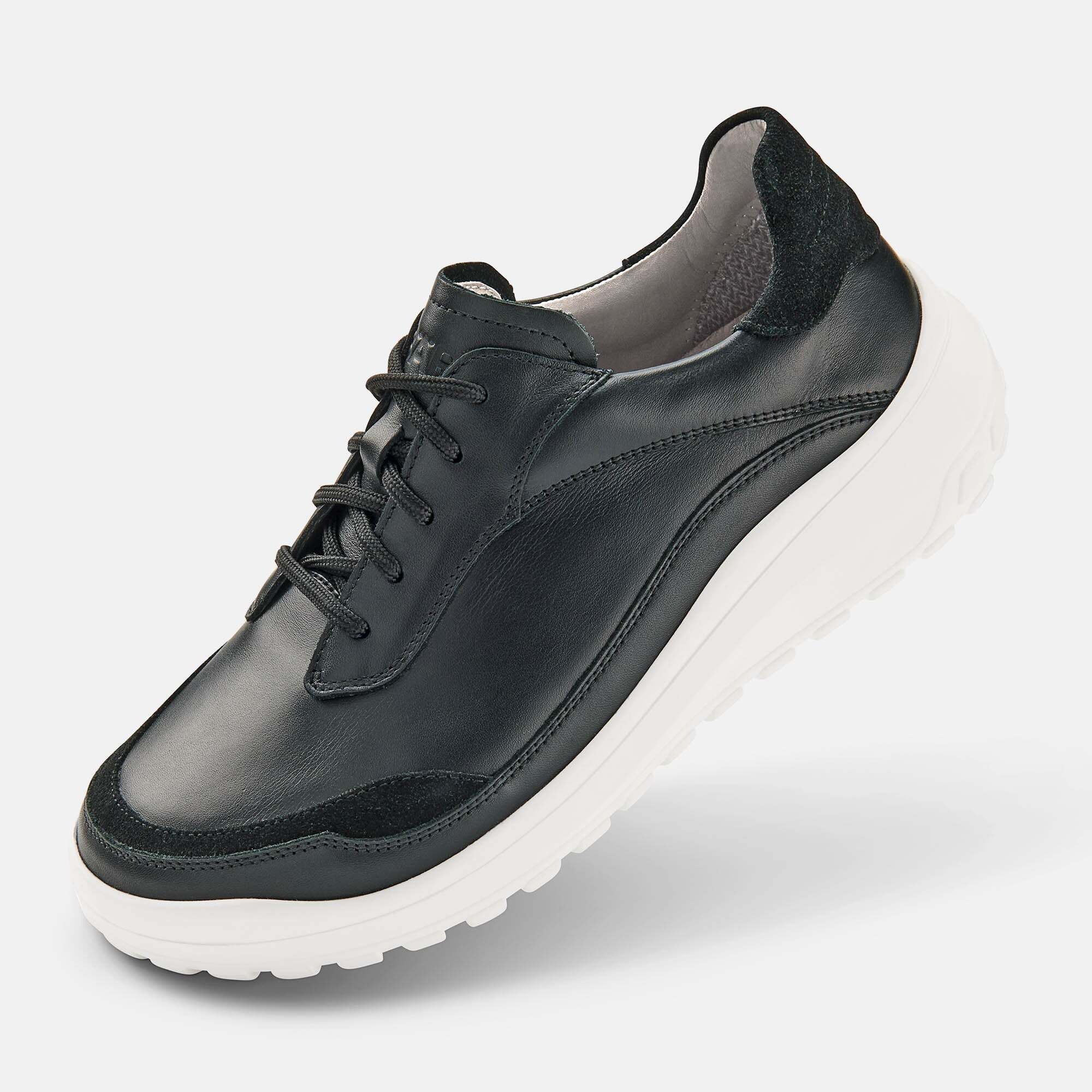 Schwarzer Damen-Schnürschuh aus Leder mit weißer Sohle, schräg von vorne.