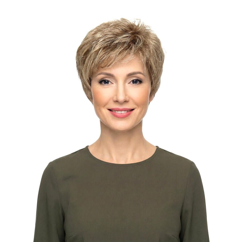 Kurzhaarperücke in Blondtönen. Frontale Ansicht einer Frau mit Perücke und grünem Oberteil. Weißer Hintergrund.