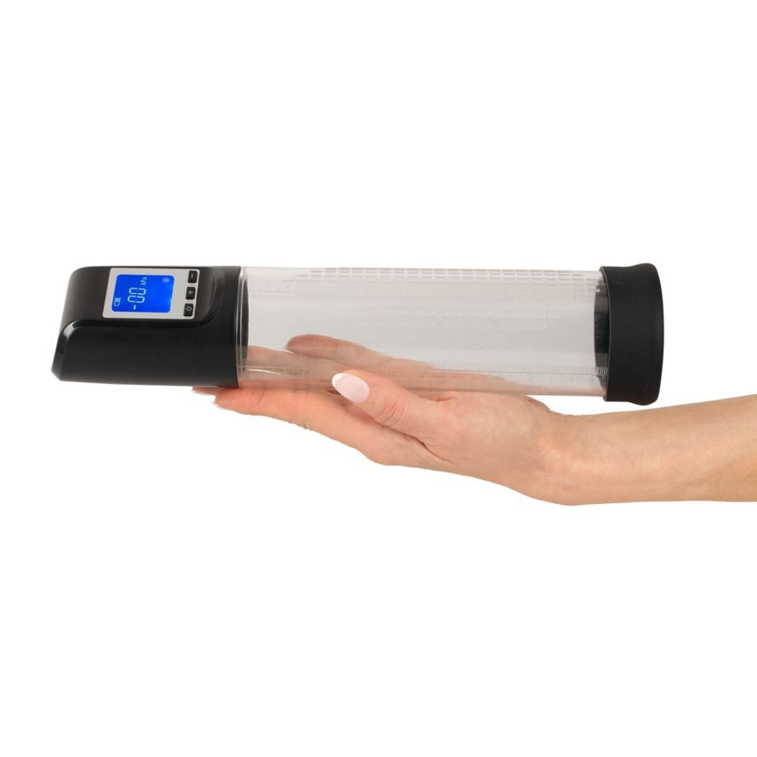 Schwarze Pumpe mit transparentem Zylinder, gehalten in einer Hand. Digitales Display mit blauer Anzeige.