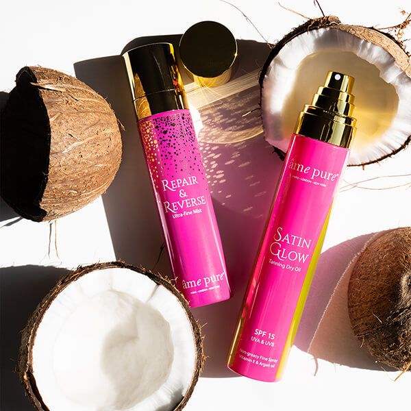 Twee flessen. Opschrift: Repair & Reverse Ultra-fine Mist en Satin Glow. Merk: âme pure. Kokosnoten.
