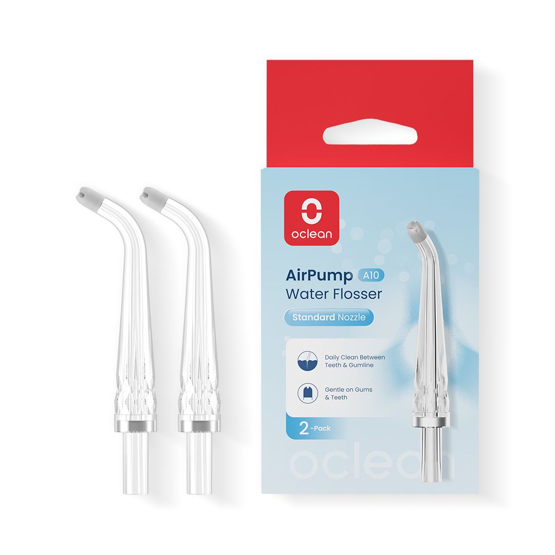 Zwei transparente Aufsätze neben Verpackung. Verpackung mit Produktname, Logo und Produktinformationen. Rote und blaue Farbtöne.