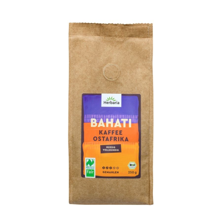 Kaffeepackung mit Aufdruck. Aufschrift: BAHATI Kaffee Ostafrika, gemahlen, bio. Naturland Fair-Siegel.
