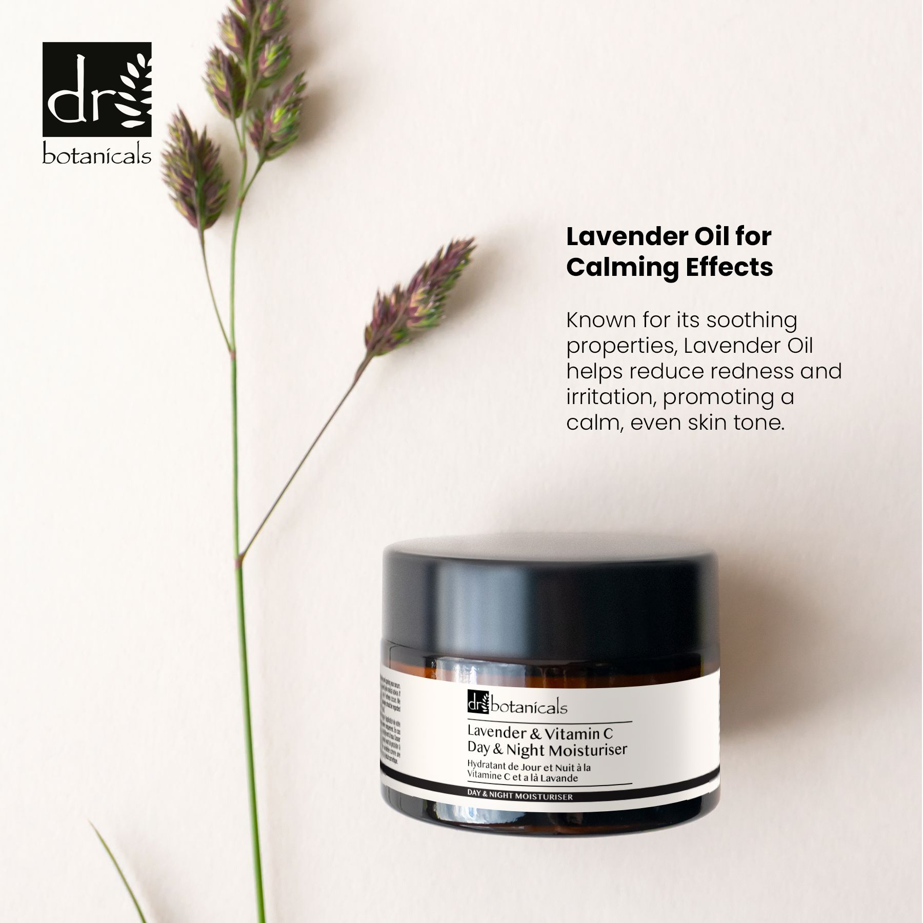 Braunglas-Tiegel mit schwarzem Deckel. Etikett mit Produktnamen und Marke: Dr Botanicals Lavendel & Vitamin C Tages- und Nachtfeuchtigkeitspflege. Pflanze.