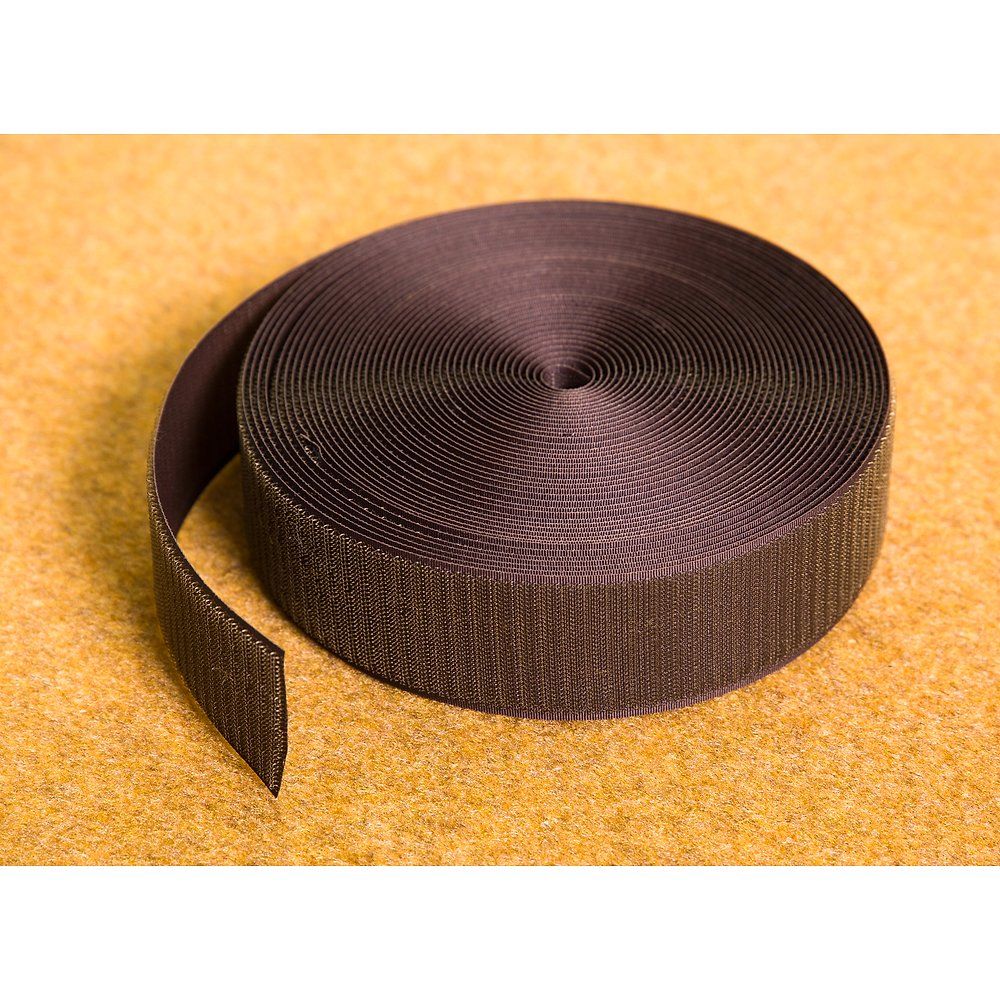 Gerollte Rolle braunes Klebeband. Auf gelbem Hintergrund. Klebeband mit Klettverschluss.