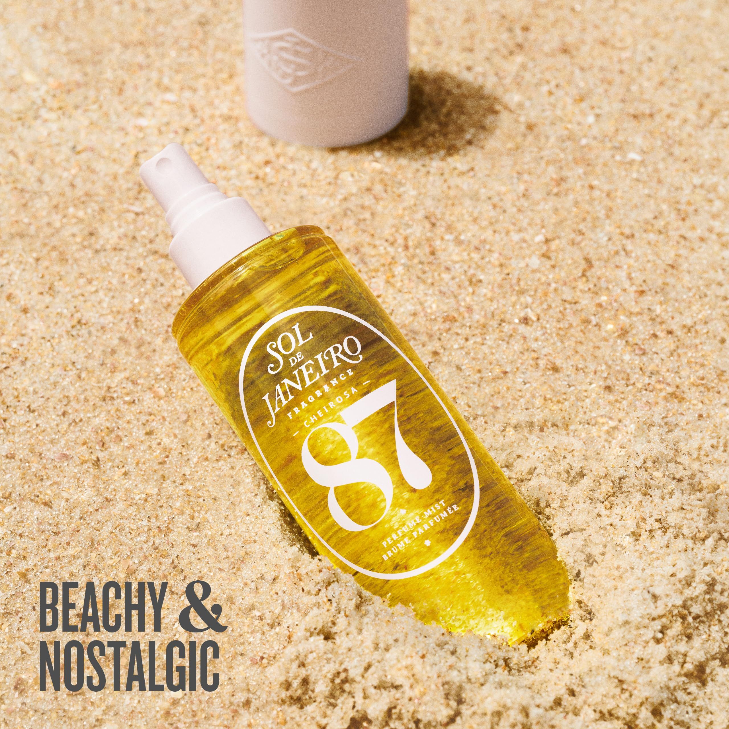 Gelbe Flüssigkeit in einer Flasche auf Sand. Aufschrift: Sol de Janeiro 87. Parfümnebel. Text: Beachy & Nostalgic.