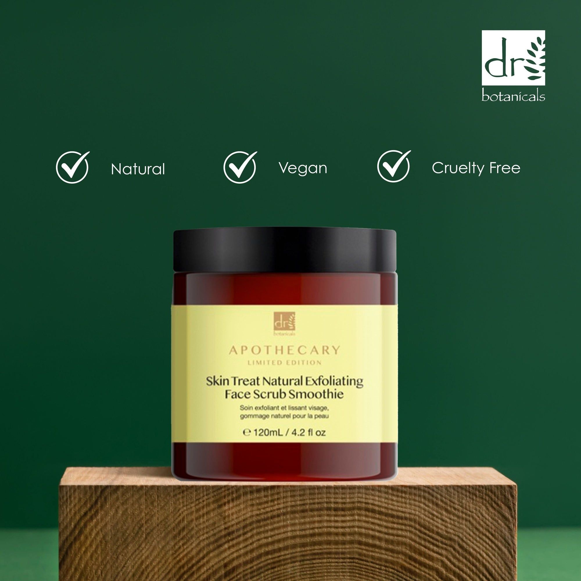 Produkt auf Holzblock. Aufschrift: Skin Treat Natural Exfoliating Face Scrub Smoothie. Logos: Natural, Vegan, Cruelty Free.
