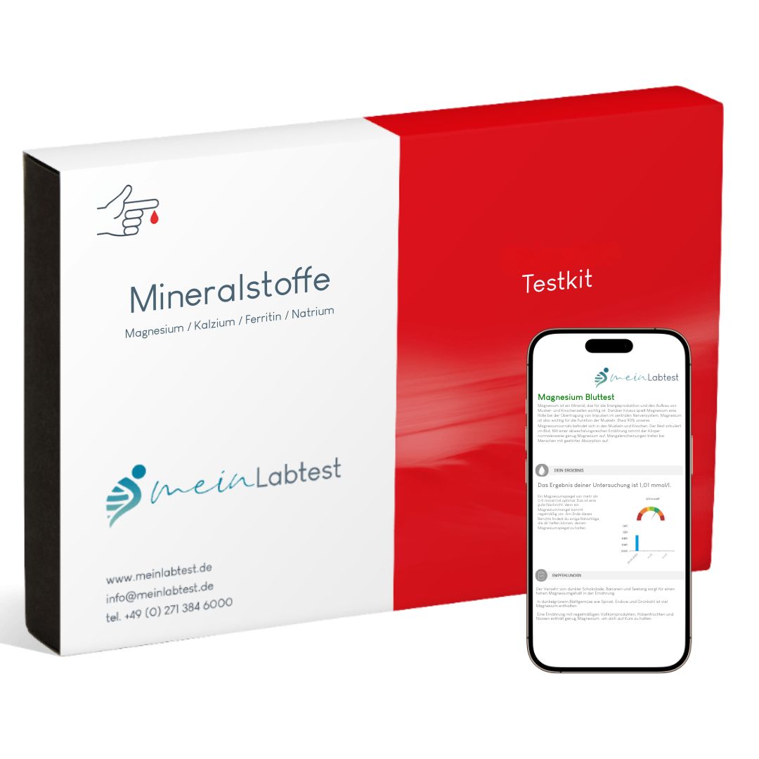 Mineralstofftest-Kit mit Smartphone. Auf der Verpackung: Meinlabtest, Mineralstoffe, Testkit. Smartphone zeigt Testergebnisse.