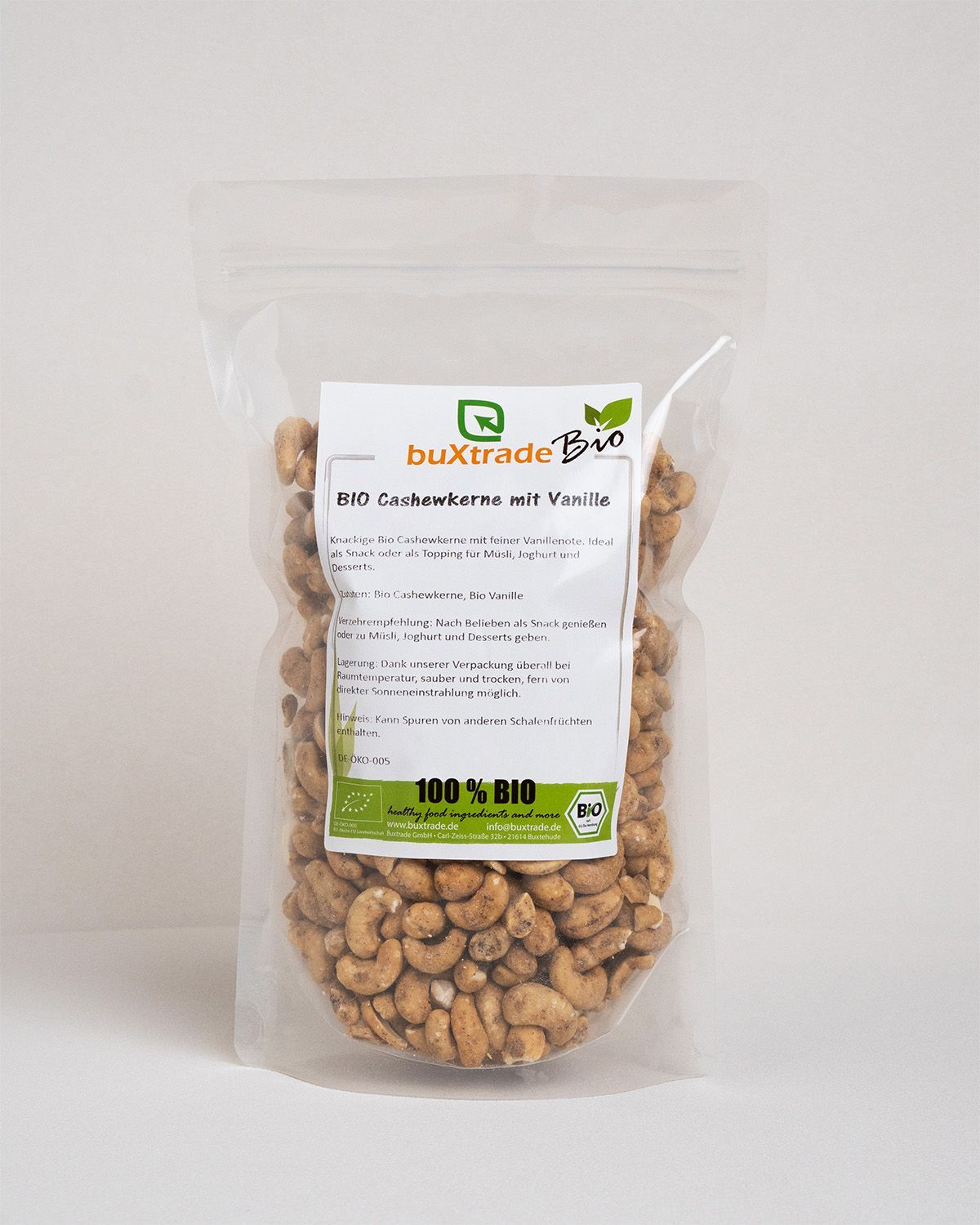 Transparente Tüte mit Cashewkernen. Aufkleber mit Produktinformationen und Bio-Siegel.