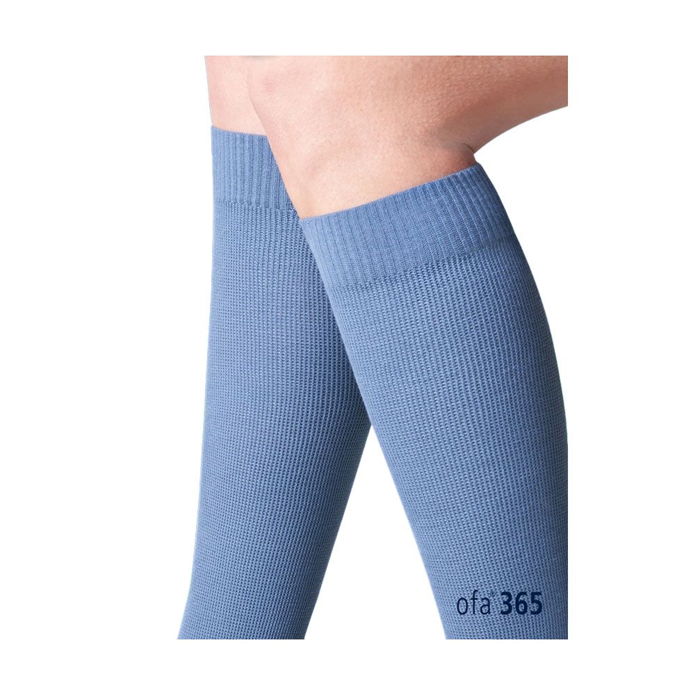 Blaue Kniestrümpfe aus Baumwolle mit Rippstruktur und dezentem Logo.