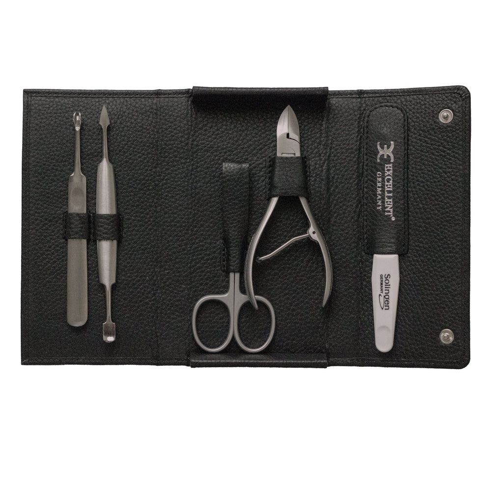 Schwarzes Etui mit Maniküre-Werkzeugen. Enthält Nagelschere, Nagelknipser, Feile und Werkzeuge. Geprägtes Logo.