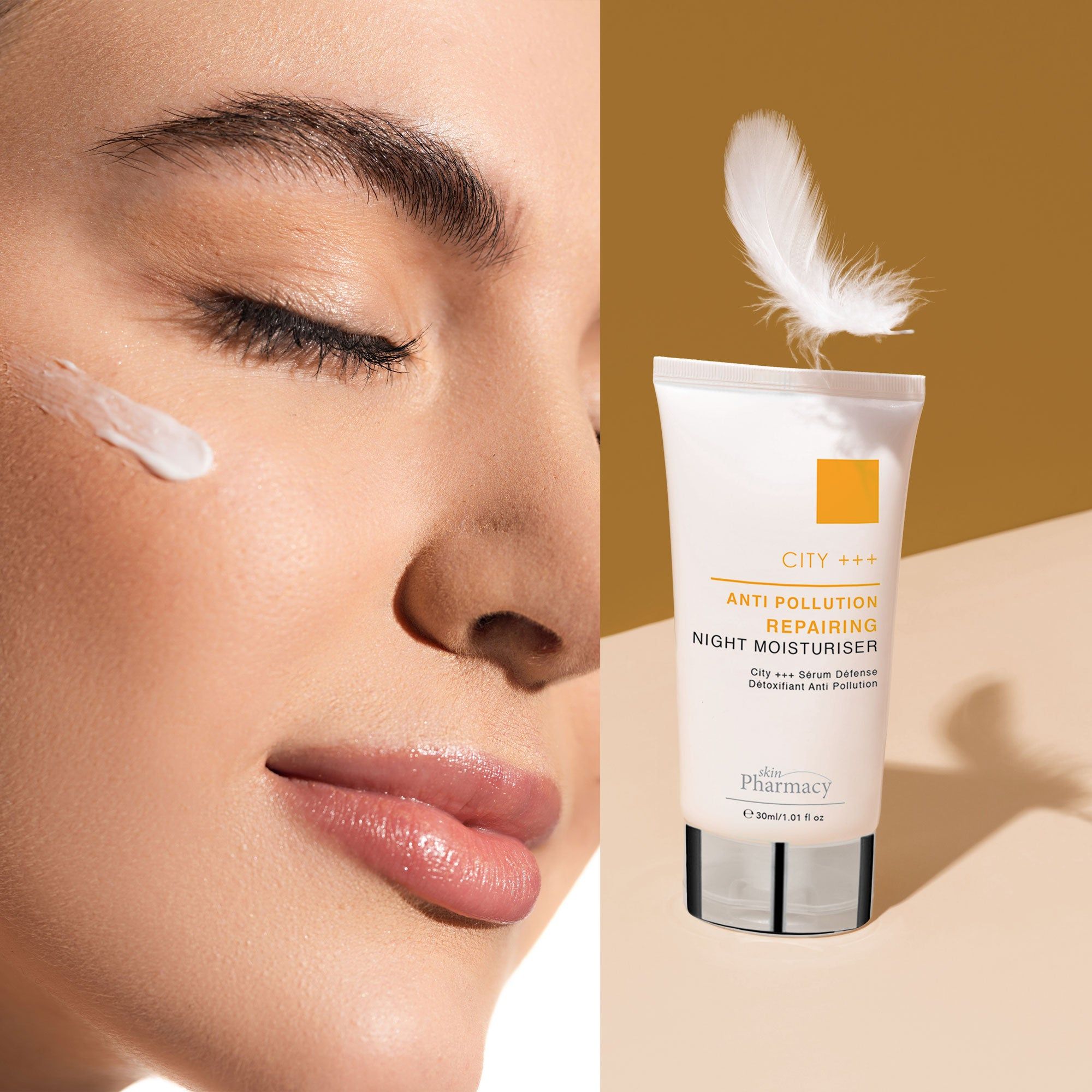 Gesicht einer Frau. Weiße Tube, silberner Deckel. Aufschrift: ANTI POLLUTION REPAIRING NIGHT MOISTURISER. Marke: skinPharmacy. Feder.
