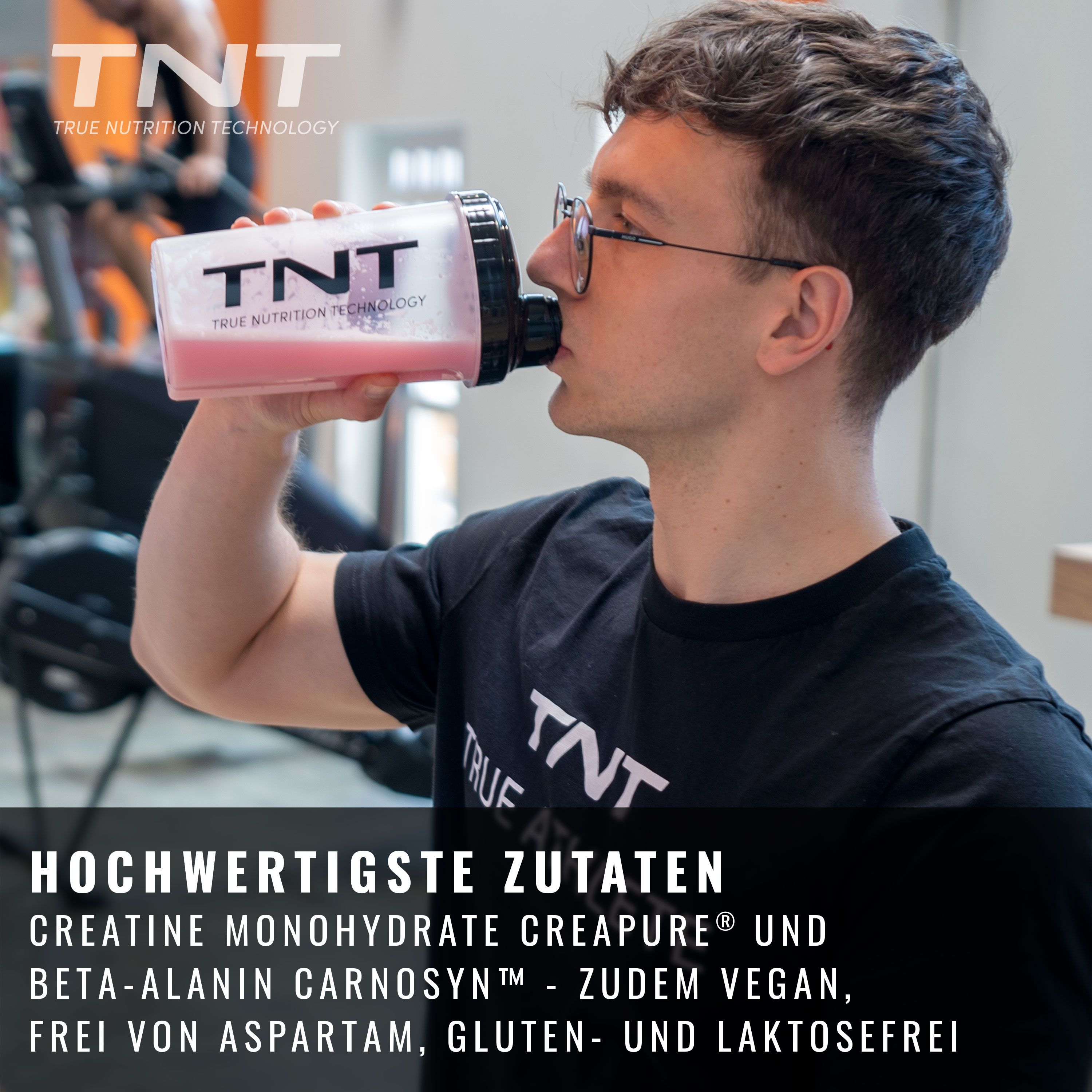 Mann trinkt aus Shaker. Text: Creatin Monohydrat Creapure und Beta-Alanin CarnoSyn. Zudem vegan, frei von Aspartam, Gluten und Laktose.