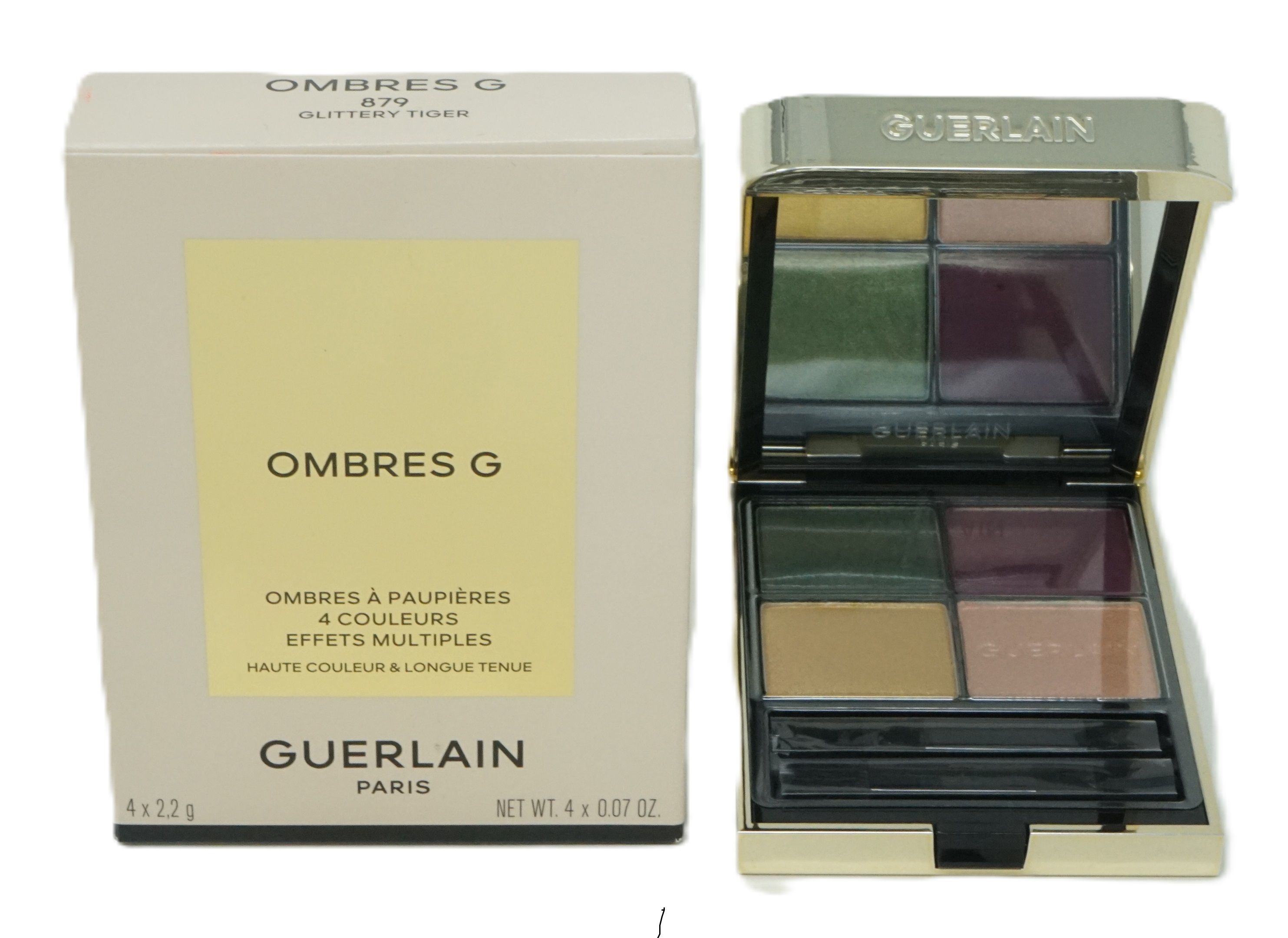 Lidschatten-Palette mit vier Farben. Geöffnet, mit Spiegel und Applikatoren. Verpackung mit Produktnamen und Marke.