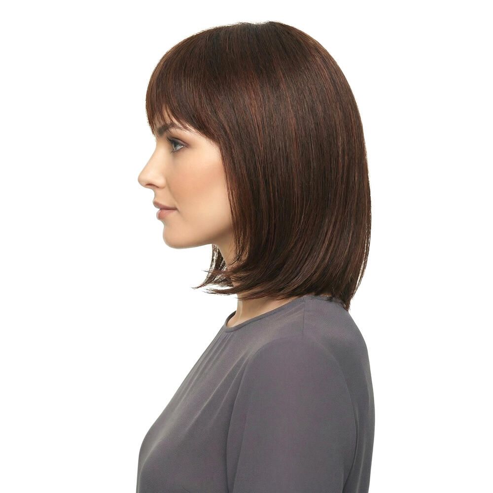 Perücke Mola von trendhair, braun, mit Pony und schulterlangem Schnitt. Profilansicht einer Frau.