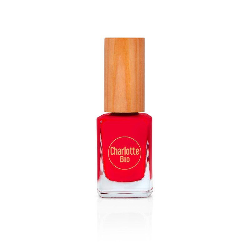 Roter Nagellackflakon mit Holzverschluss. Auf dem Flakon steht "Charlotte Bio".