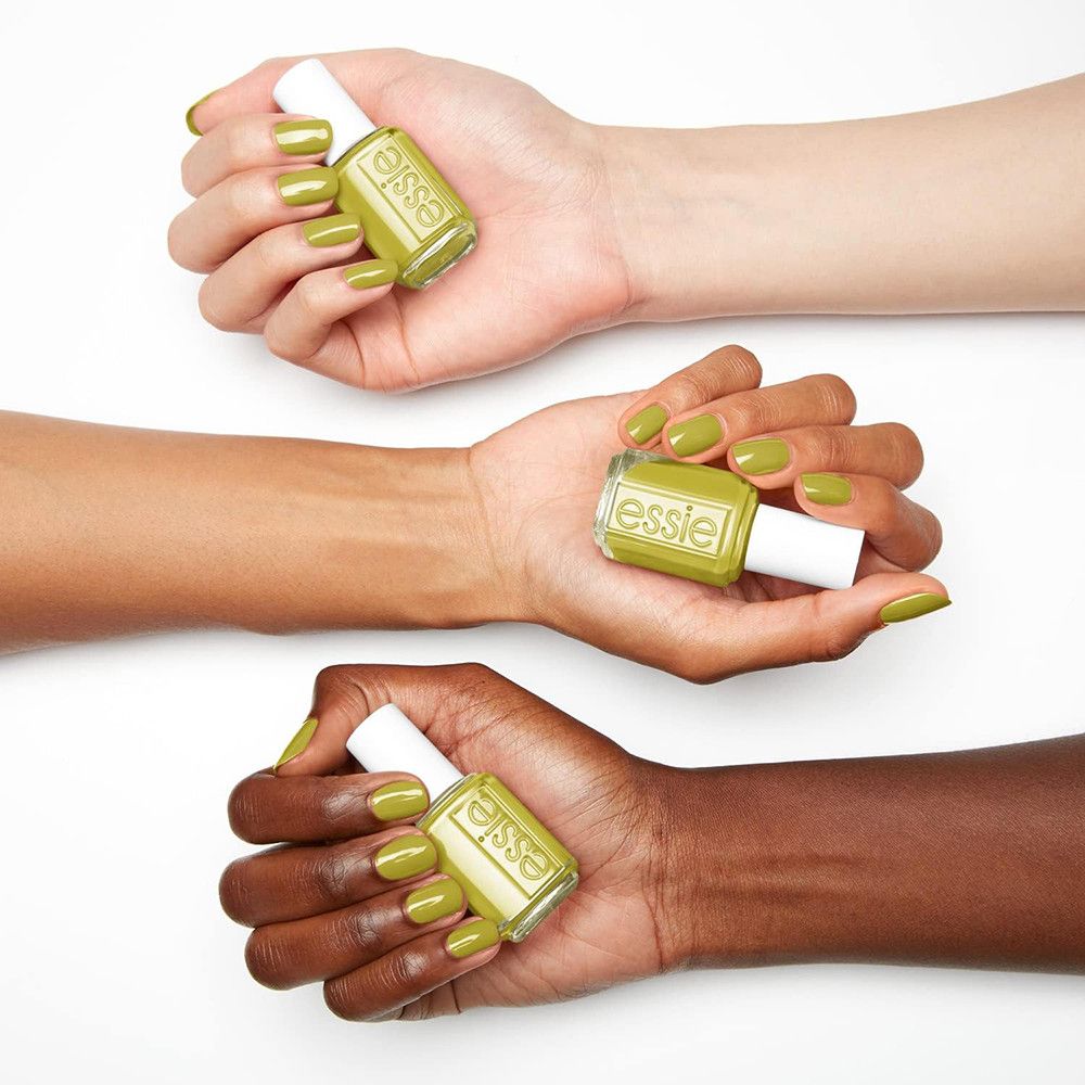 Drei Hände mit kurz geschnittenen Nägeln, die jeweils eine Flasche Essie Nagellack in einem hellen Grünton halten. Der Nagellack ist auf den Nägeln aufgetragen.