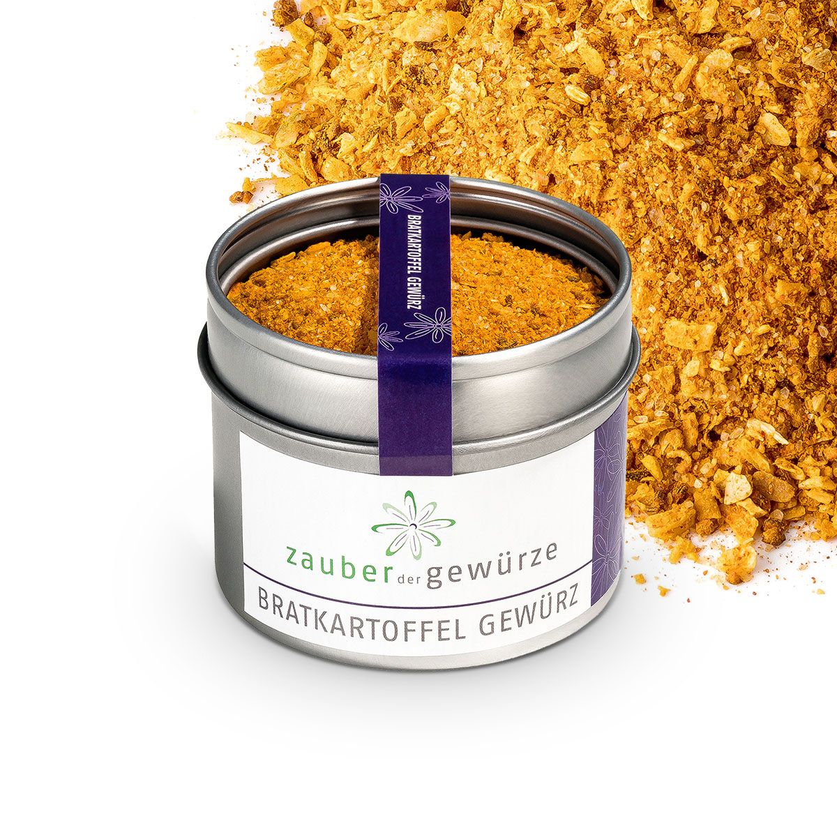 Geöffnete Metall-Gewürzdose mit Produktnamen und Logo. Lila Band mit Produktnamen. Streuung von Gewürzen im Hintergrund. Inhalt: Bratkartoffel Gewürz.