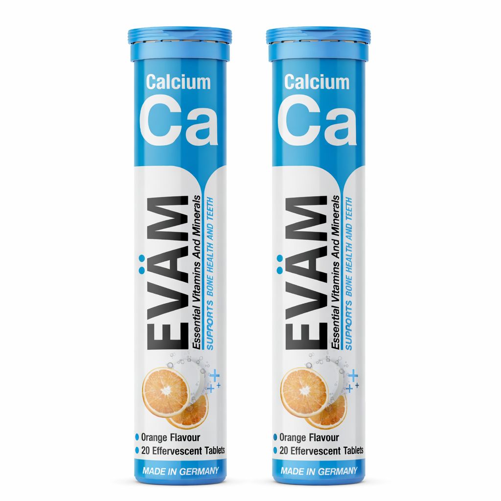 Zwei Tuben EVÄM Calcium. Blaue Deckel, weiß-blaue Etiketten. Schriftzug Calcium, Ca, EVÄM. Orange-Aromata, 20 Brausetabletten. Hergestellt in Deutschland.