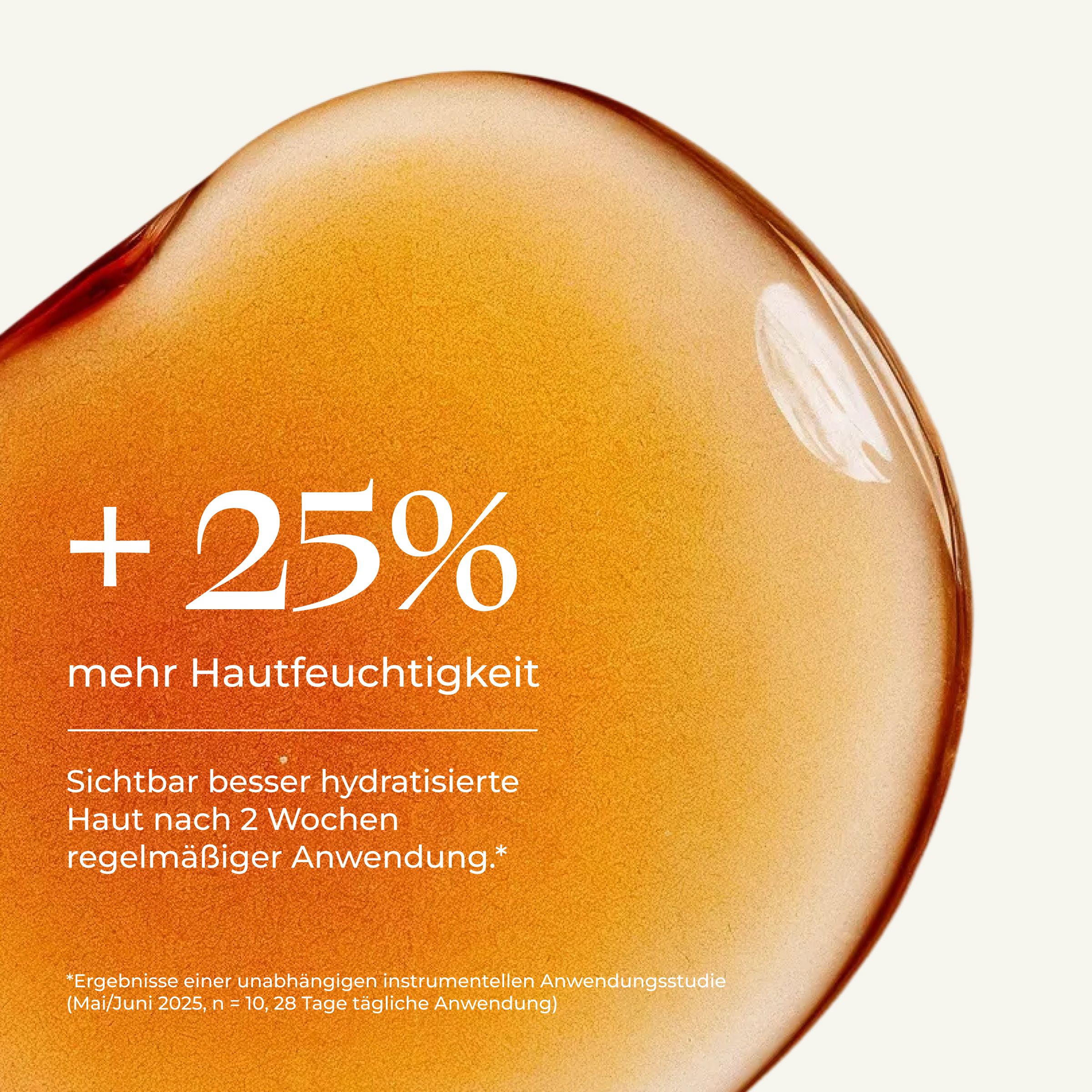 Nahaufnahme von Flüssigkeit. Text: +25% mehr Hautfeuchtigkeit.