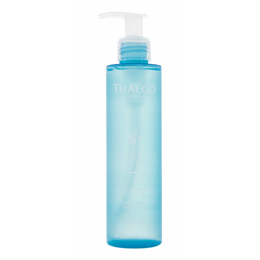 Transparente, hellblaue Flasche mit Pumpe. Aufschrift: Thalgo, Eveil à la Mer, Lotion Tonique Beauté. Für Gesicht und Augen. 200 ml.