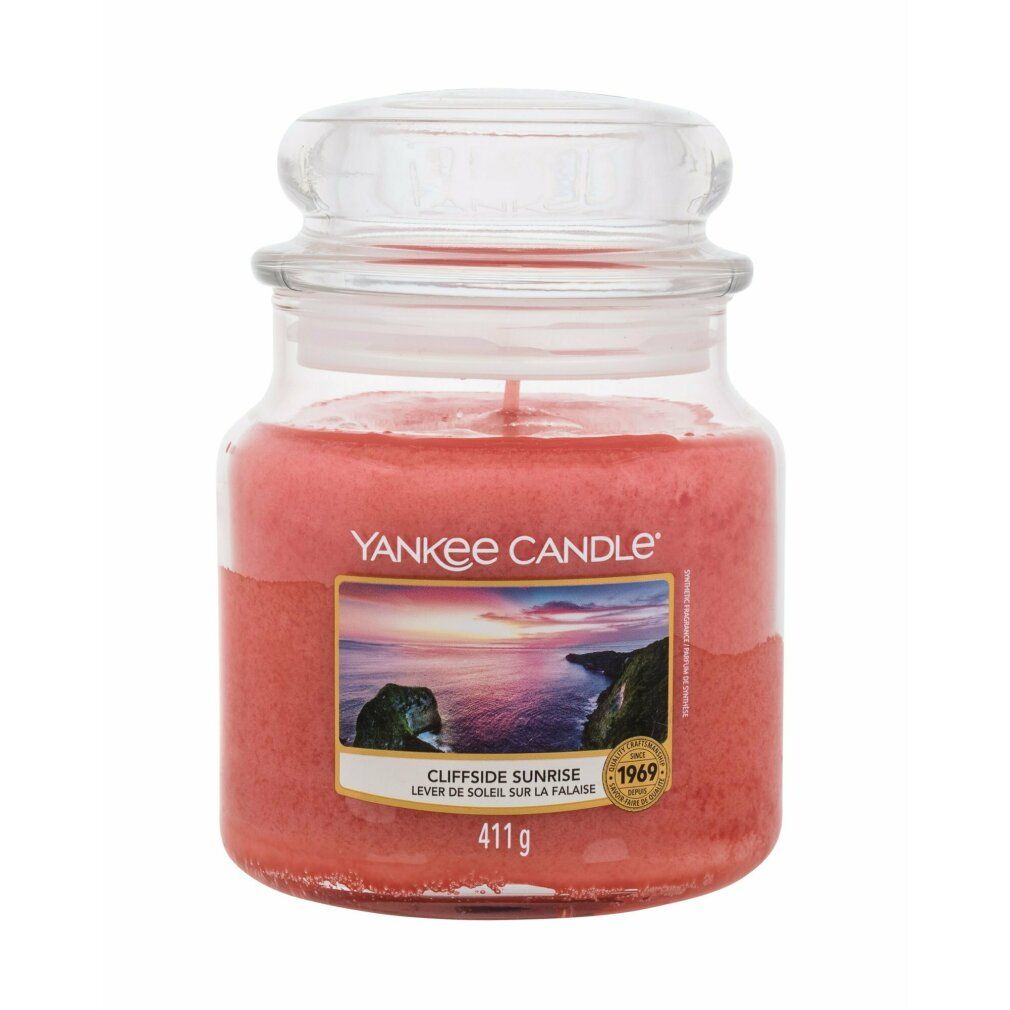 Yankee Candle, Glasbehälter mit Deckel. Roter Wachs, Etikett mit Landschaftsmotiv und Produktbezeichnung. Gewicht: 411 g.