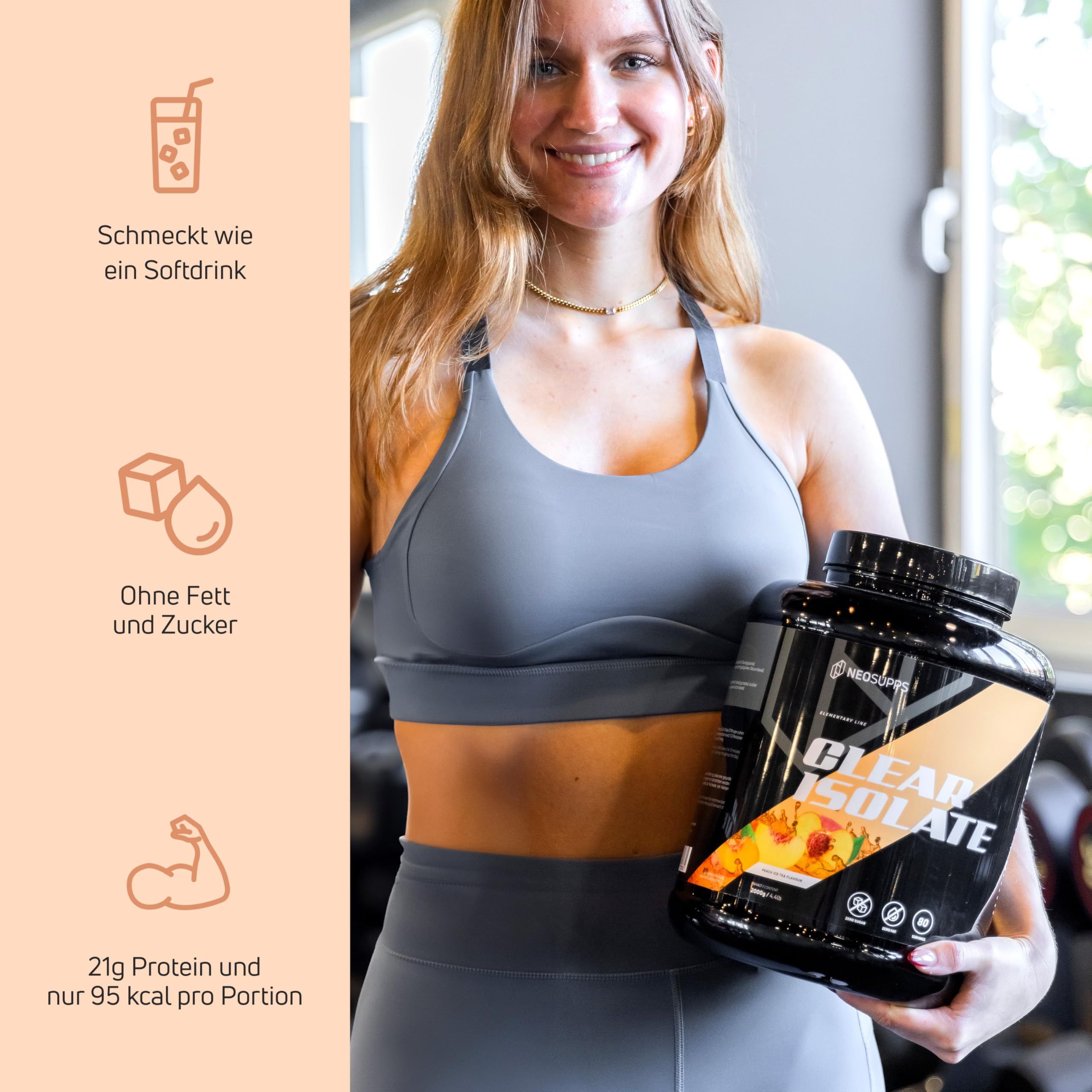 Frau mit Neosupps Clear Isolate Protein Pulver Behälter in einem Fitnessstudio.
