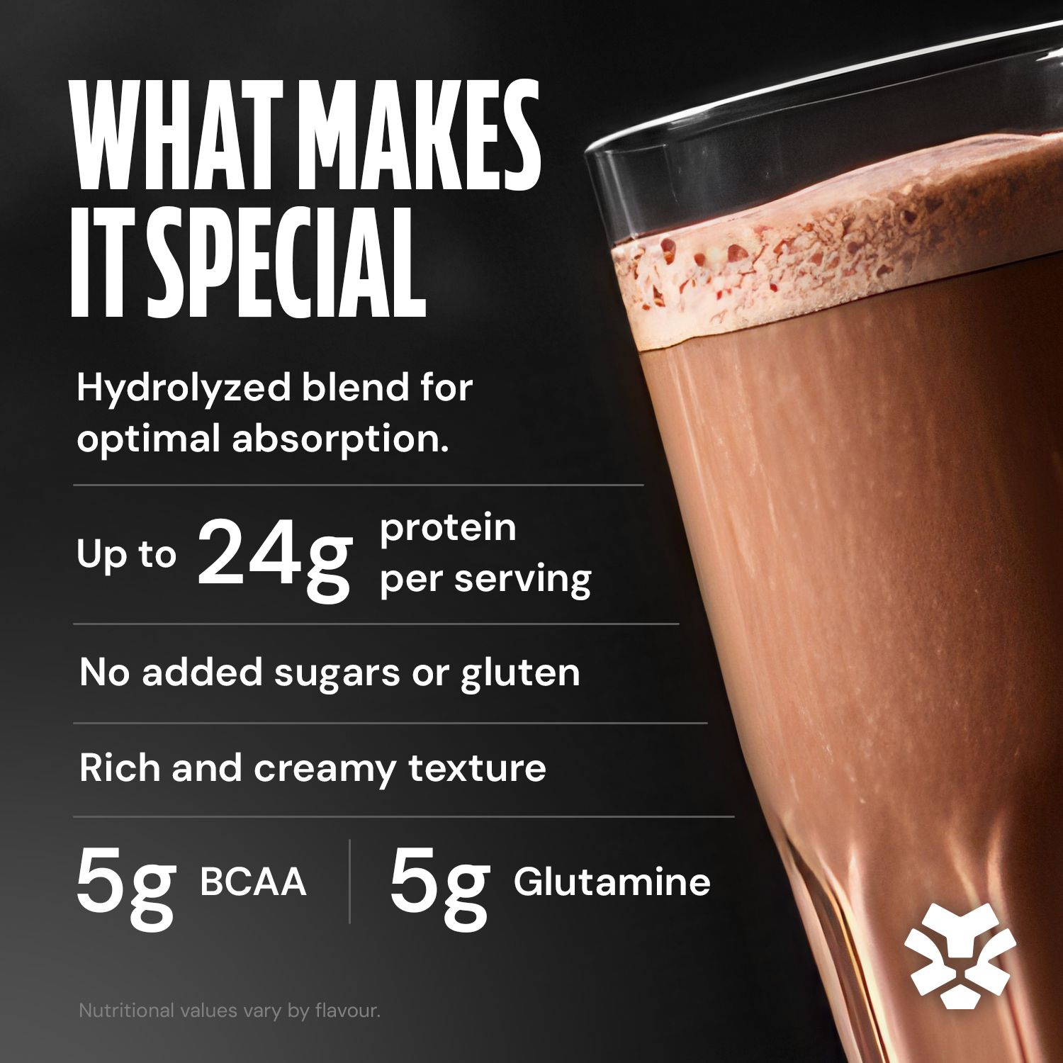 Glas mit Schokoladenproteinshake, enthält bis zu 24g Protein pro Portion, ohne Zuckerzusatz.