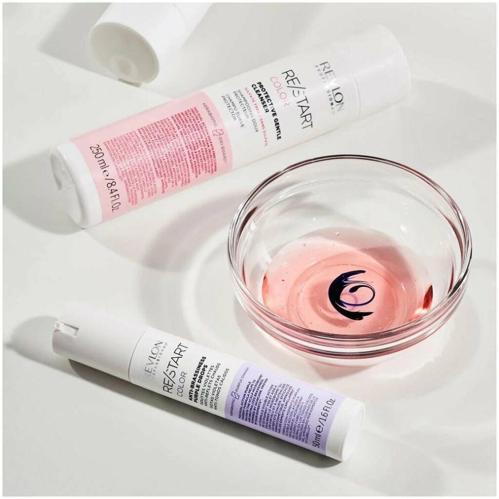 Drei Revlon Re-Start Produkte. Flaschen und Schüssel mit Flüssigkeit. Produkte: RE/START COLOR, Protect & Gentle Cleanser.