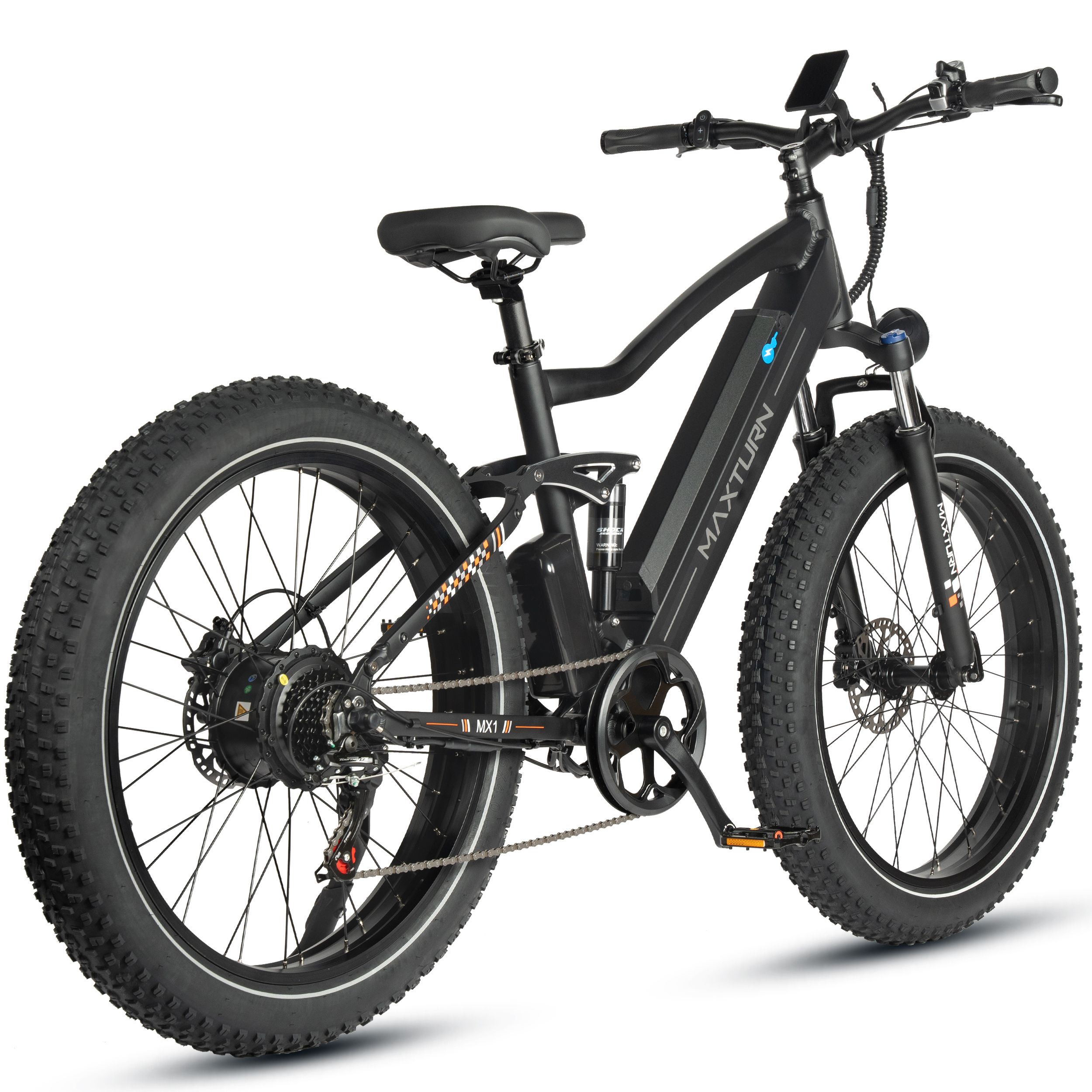 Schwarzes Elektrofahrrad mit breiten Reifen. MAXTURN-Logo am Rahmen. Sichtbar: Scheinwerfer, Display.