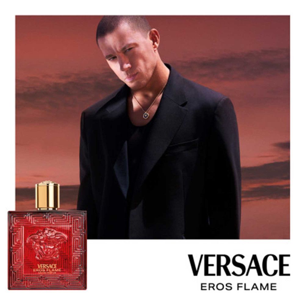 Roter Flakon mit goldfarbenem Verschluss. Aufschrift: VERSACE EROS FLAME. Mann im Hintergrund.