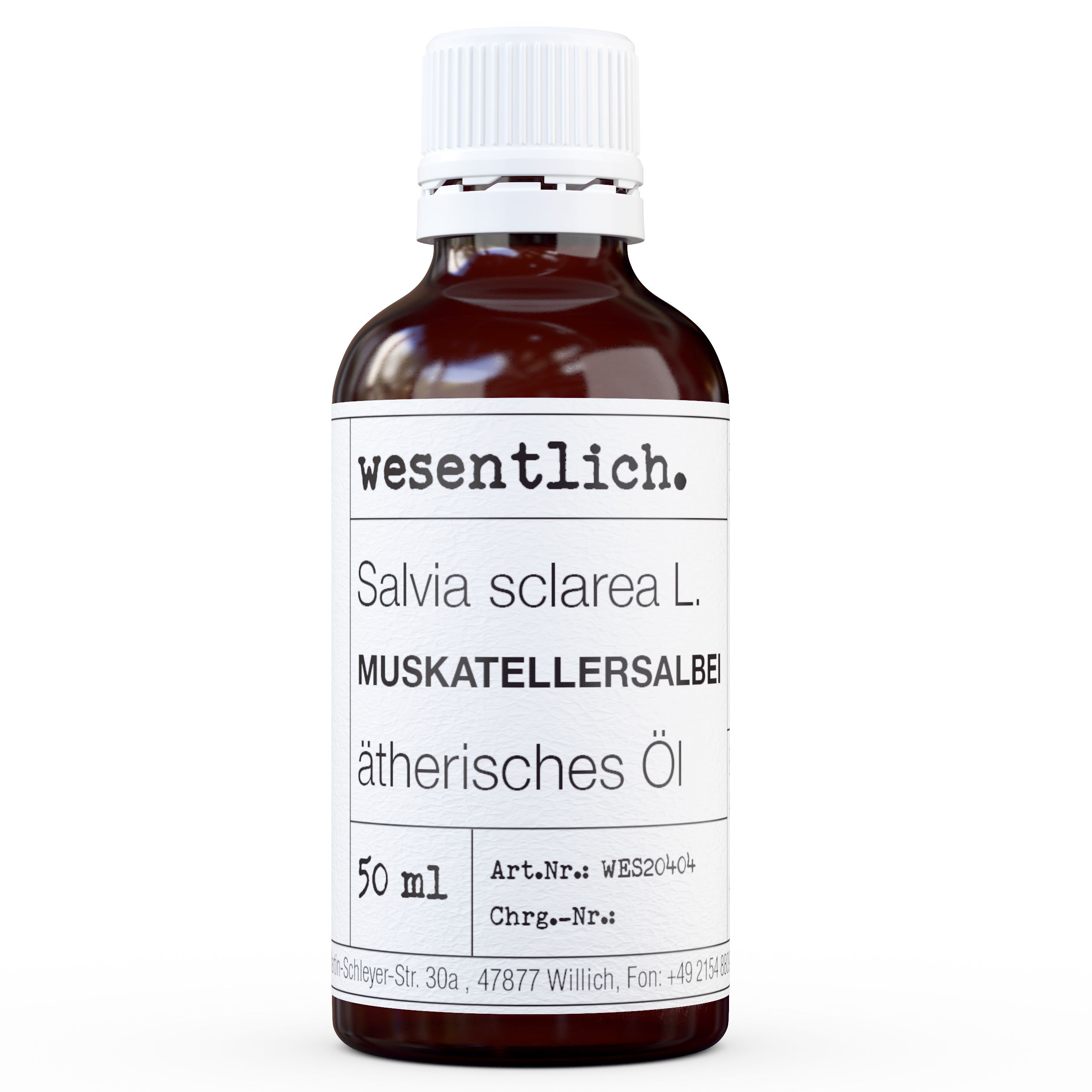 Braune Glasflasche mit weißem Etikett. Beschriftung: wesentlich., Salvia sclarea L., Muskatellersalbei, ätherisches Öl, 50 ml.