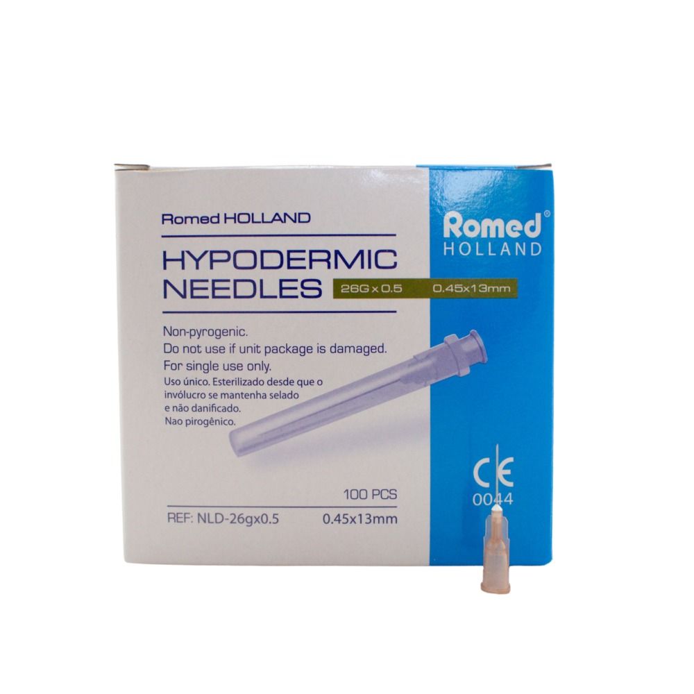 Karton mit Injektionskanülen. Text: HYPODERMIC NEEDLES, 26G x 0.5, 0.45x13mm. CE-Kennzeichnung. 100 Stück. Marke: Romed Holland.