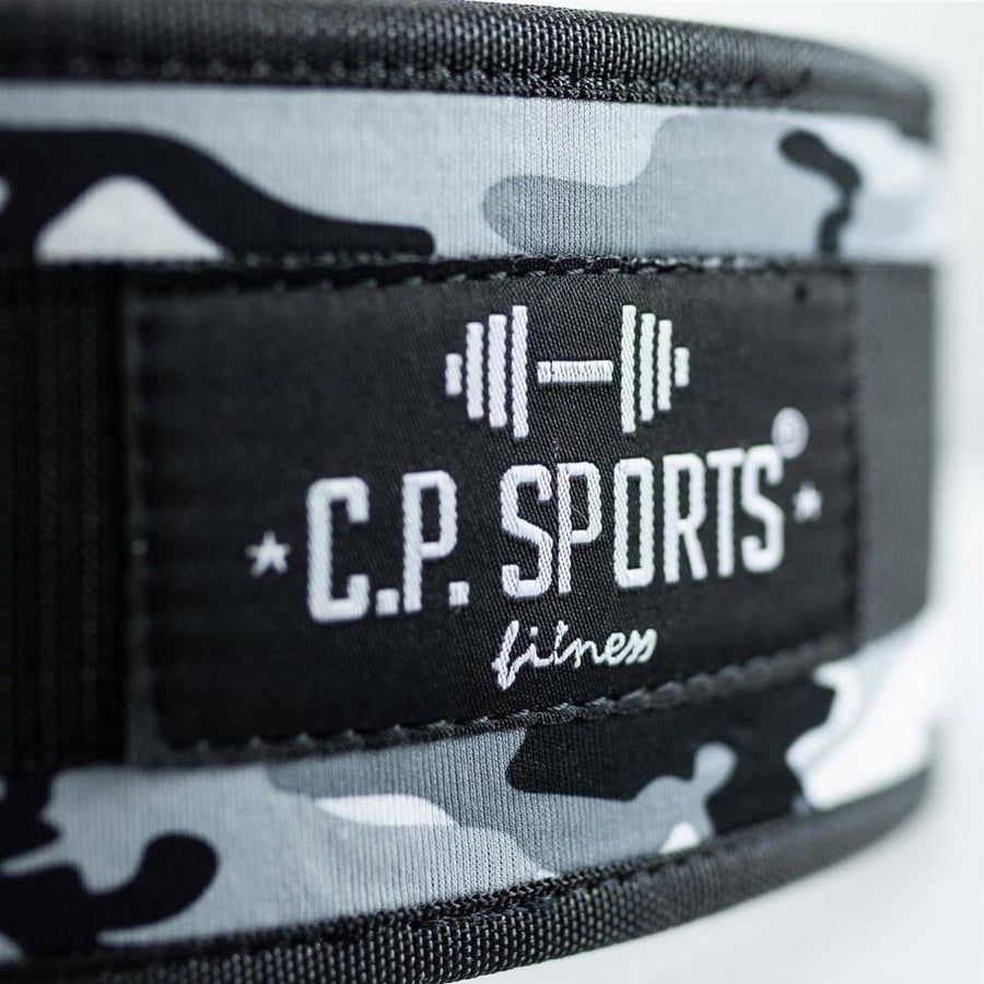 Nahaufnahme des Logos von C.P. SPORTS auf einem schwarzen Dip-Gürtel mit Camouflage-Muster.