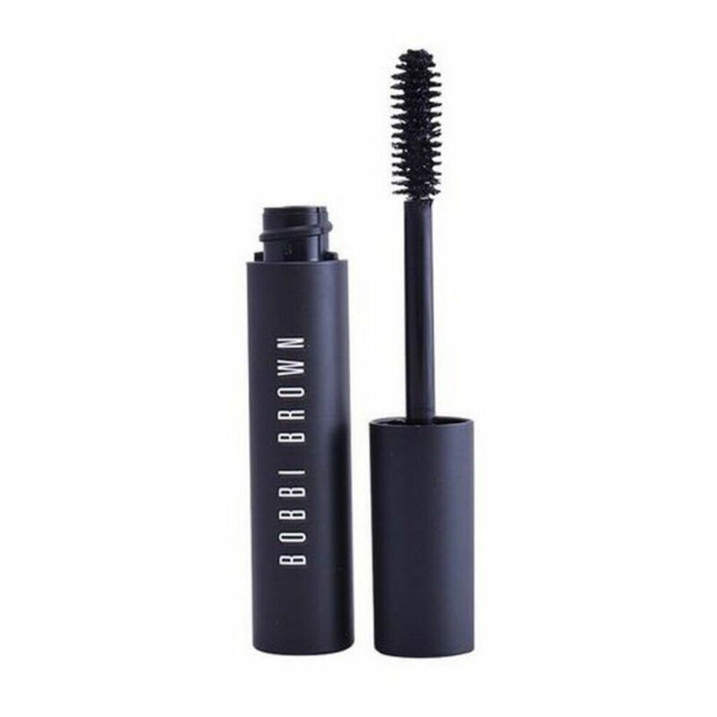 Schwarze Mascara mit Bürste. Schwarze Hülse mit weißem Schriftzug BOBBI BROWN. Geöffnete Kappe und Bürste.